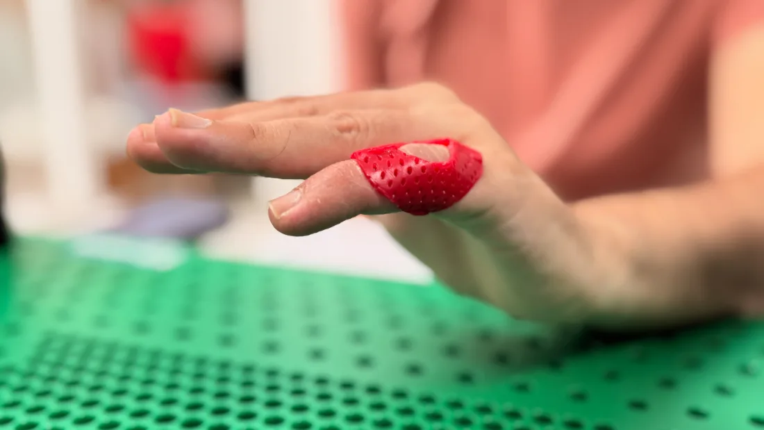 Órtesis de dedo roja fabricada con impresión 3D en RehabiliTO