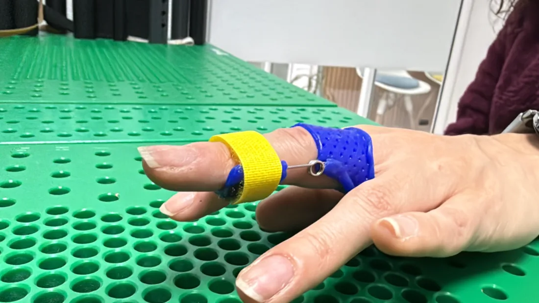 Órtesis dinámica de dedo con resorte de extensión fabricada en RehabiliTO