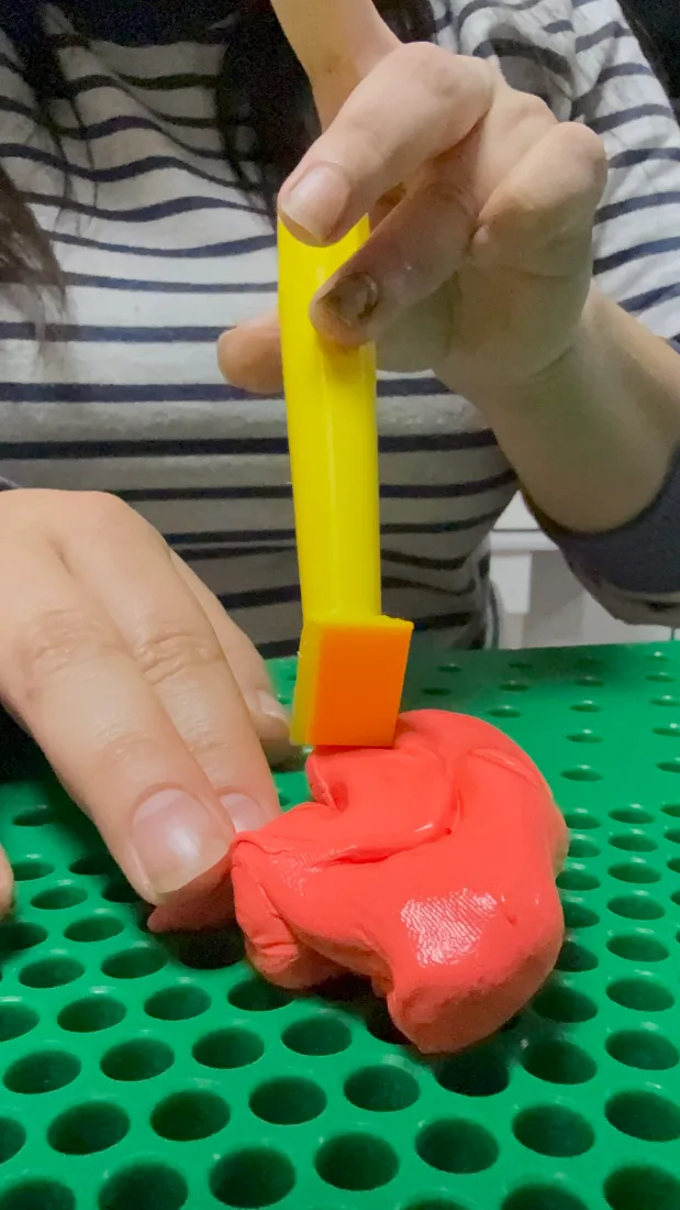 Paciente fortaleciendo la mano con masilla terapéutica (theraputty) en RehabiliTO